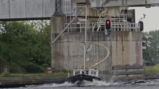 Dumm gelaufen: Segelyacht kollidiert mit Eisenbahnbrücke bei Grou – Zugverkehr kommt zum Erliegen