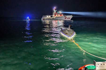 Kenterung in Gewitterböe: Seenotretter retten zwei Menschen aus der Ostsee – 30 Einsätze