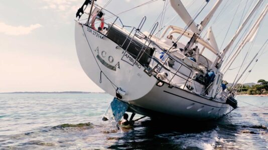 Gestrandete Dübbel&Jesse-Yacht „Acoa“: Nach fünf Monaten noch immer am Strand von Mallorca