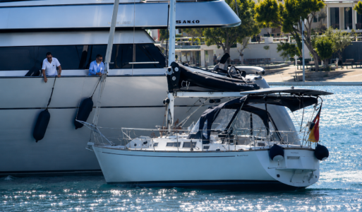 Hafenkino: Motoryacht kollidiert mit Segelyacht beim Ankermanöver