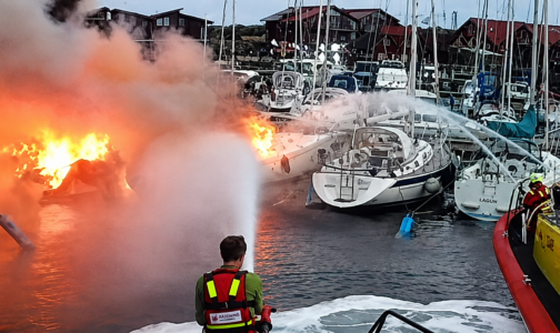 Großbrand in beliebter Schären-Marina: Sechs Segelyachten auf dem Liegeplatz zerstört