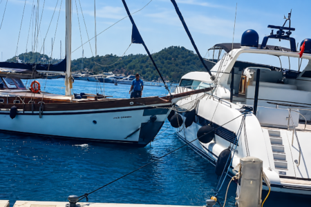 Sportlicher Anleger: Crash mit Motoryacht – Hat da jemand „Captain Ron“ zu oft gesehen?