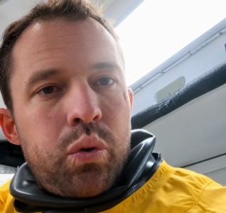 Vendée Arctique Überraschung: Gedenken an Charlie Dalin – Wenn das Ergebnis in den Hintergrund rückt