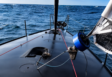 Vendée Arctique: Rollanlage aus dem Deck gerissen – Zweitplatzierter Horeau dreht ab