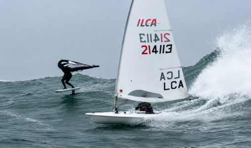 Faszination ILCA-Segeln: 19 Knoten-Glitsch in der Brandung – Duell mit Foiler