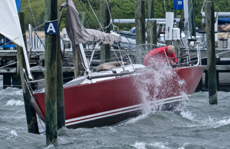 Wenn der Hafen zur Falle wird: Sturm und Wellen drücken eine Yacht auf die Dalben