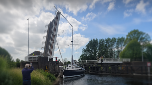 Mastbruch auf der Staande Mastroute an geöffneter Brücke. Was ist passiert?