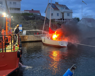 Brennende Segelyacht: Familie rettet sich in letzter Minute aus Hafen auf Schäreninsel