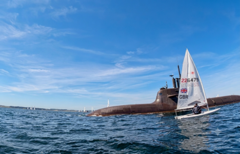 Kieler Woche: U-Boot passiert Regattafeld – Segler staunen über die Nähe