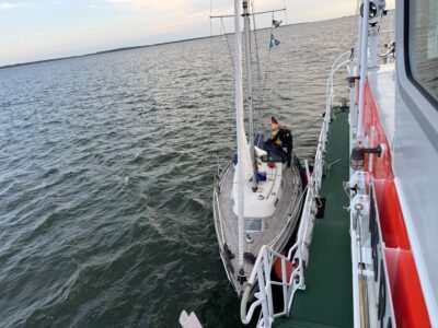 DGzRS Seenotretter kommen Segelyacht vor Hiddensee zu Hilfe