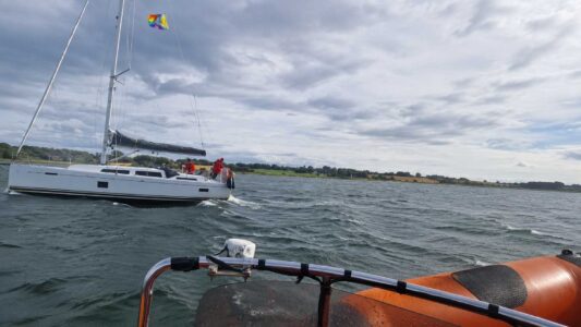 Dumm gelaufen: Deutsche Yacht verfängt sich vor Lyø in der Kette einer Ankerboje