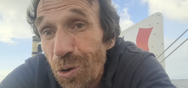 Mikrosegeln: Yann Quenet erreicht Hiva Oa auf 4,20m-Boot – Leck, Ruderschaden und letzte Sardine
