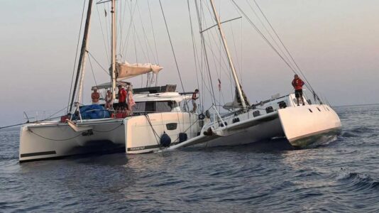 Kolision vor Korsika: Seenotretter setzen Katamaran auf den Strand