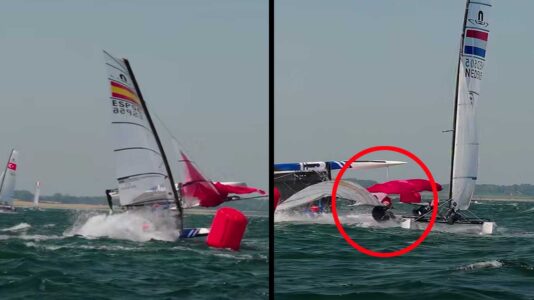 Big Picture: Nacra 17 kentert Full Speed an Tonne und trifft anderes Boot