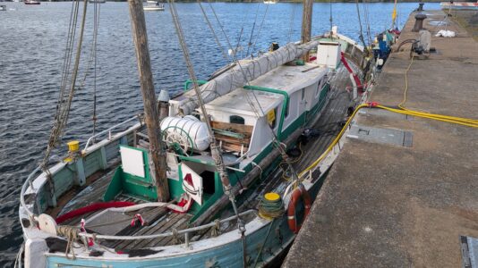 Beinahe-Havarie Im Plüschowhafen. Fragen zum Zustand des Plüschowhafens werden zum Problem der Schwentineflotte