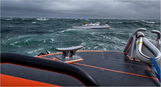 Mastbruch vor England: Containerschiff rettet Crew – Seenotretter bergen Hamburger Vereinsyacht