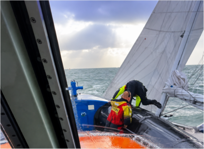 KNRM und DGzRS mit vereinten Kräften: Erschöpfte Crew – Retter klettert auf bockende Segelyacht