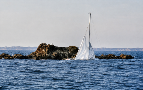 Hallberg Rassy sinkt nach Grundberührung: Skipper klettert auf Felsen – nach zwei Stunden gerettet