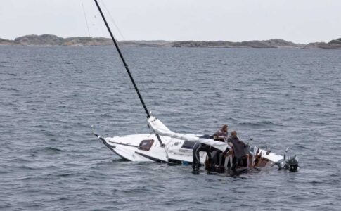 Auf Grund gelaufen: Segler klammern sich am sinkenden Boot fest