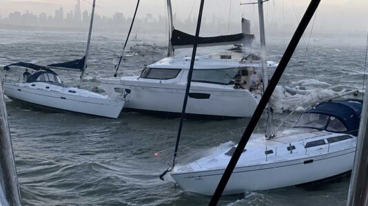 Videos: Gewitterfront mit 60 Kn sorgt für Chaos unter Hunderten Ankerliegern in New York