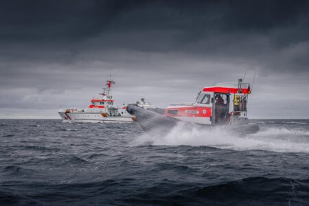 Segelyacht mit starkem Wassereinbruch: Seenotretter befreien Familie mit drei Kindern aus Lebensgefahr
