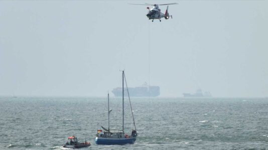 Seenotretter, Bundespolizei und Hubschrauber für schwer erkrankten Einhandsegler im Einsatz