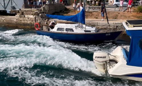 Video: Enge Kiste im Kanal von Osor