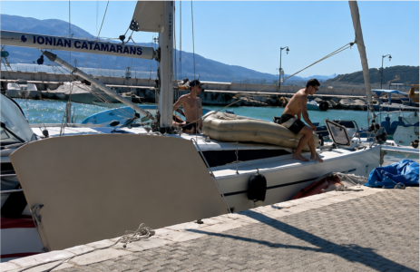 Sportlich eingeparkt: Fahrtenyacht zerlegt Fischerbootflotte am Kai