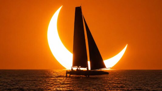 Big Picture: Segeln und Sonnenfinsternis