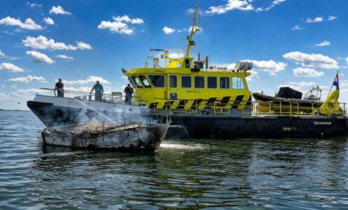 Segelyacht explodiert auf dem IJsselmeer – Zwei Menschen verletzt, Yacht sinkt