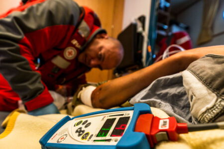 Seenotfall vor Schilksee: Seglerin bricht sich bei Manöver den Arm