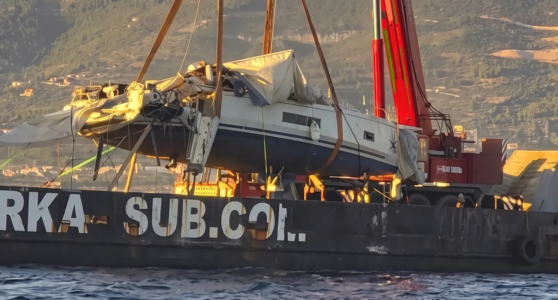 Schnellfähre vs Beneteau Oceanis: Unglücksyacht nach drei Monaten aus 60 Metern Tiefe geborgen: