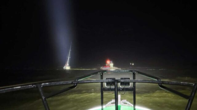 Mit dem Seenotrettungsboot SECRETARIUS der DGzRS-Station Langeoog befreien die Seenotretter eine polnische Segelyacht aus der gefährlichen Brandungszone. Foto: Die Seenotretter – DGzRS