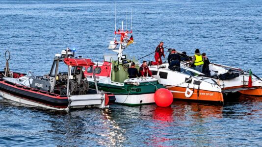 Mastbruch vor Wangerooge: Seenotretter schleppen Katamaran nach Hooksiel