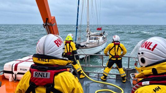 200 Meter Leine, 22 Tonnen Last: Wie und womit Seenotretter eine Yacht abschleppen