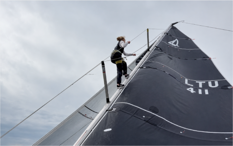 Lässiger als Alex Thomson: Seglerin klettert beim Amwindsegeln in den Mast