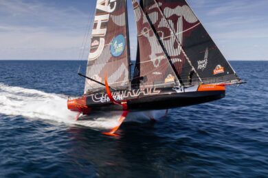 érémie Beyou segelt mit der modifizierten IMOCA Charal auf den Foils über das Wasser.