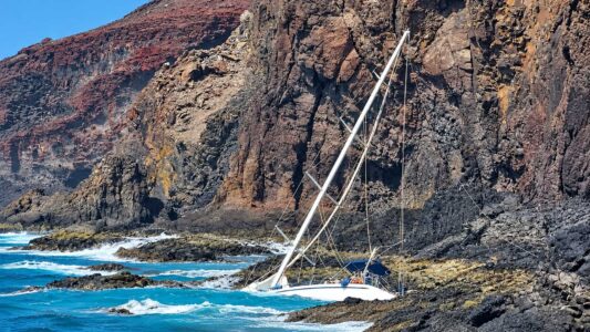 Segelyacht strandet auf Gran Canaria: Der Name lässt auf eine düstere Geschichte schließen
